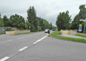 Foto: Älterer Herr versucht die Straße zu überqueren