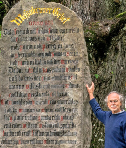 Karl Michael Ranftl an der renovierten Stele mit dem Wessobrunner Gebet