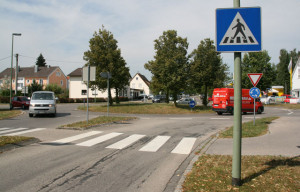 Klar geregelt, der Kreisverkehr in Kaufering. Fußgänger haben immer Vorrang!