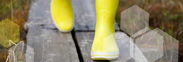 © Soili Jussila/Shutterstock; »Gummistiefel als Symbol der Klimaanpassung« Was haben Gummistiefel mit der Klimaanpassung zu tun? Sehr viel, denn mit häufigeren, witterungsbedingten Überschwemmungen müssen Versicherungsberater immer öfter überflutete Häuser begutachten. Gummistiefel schützen dabei nicht nur vor Nässe, sondern auch vor Stromschlägen. Während der Weiterbildung zum Klimastrategen dürfen unsere Berater zudem ins Moor steigen, um Klimaanpassung hautnah zu erleben. Da sind nachhaltig produzierte Gummistiefel gefragt, wie beispielsweise der Marke Green&Fair, aus fair gehandeltem und FSC zertifiziertem Naturkautschuk.