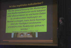 Der Vortrag »Impfen: Ja oder Nein?« in Murnau war gut besucht, obwohl bereits im Vorfeld der Naturheilverein Oberland als Veranstalter im Murnauer Tagblatt heftiger Kritik ausgesetzt war. Hans Tolzin sei ein „umstrittener Impfkritiker“, hieß es. Er übe „leider unwissenschaftlich und undifferenziert“ Kritik, weil er ja als Nicht-Mediziner kein Experte sei. Der Referent lässt sich jedoch von derartigen Aussagen nicht beirren. Sein zentrales Anliegen ist, unabhängige Informationen über Impfungen anzubieten sowie deren Nebenwirkungen und Risiken aufzuzeigen, um vor allem Eltern ein eigenverantwortliches Handeln bei Impfentscheidungen zu ermöglichen. Wir bedanken uns bei Hans Tolzin, dass er auf Anfrage seinen Vortrag für den OHA zusammengefasst hat.smü