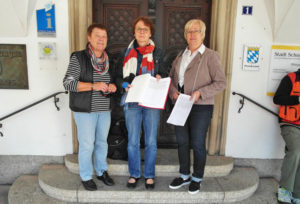 Foto: mit Unterschriftenlisten vor dem Rathaus